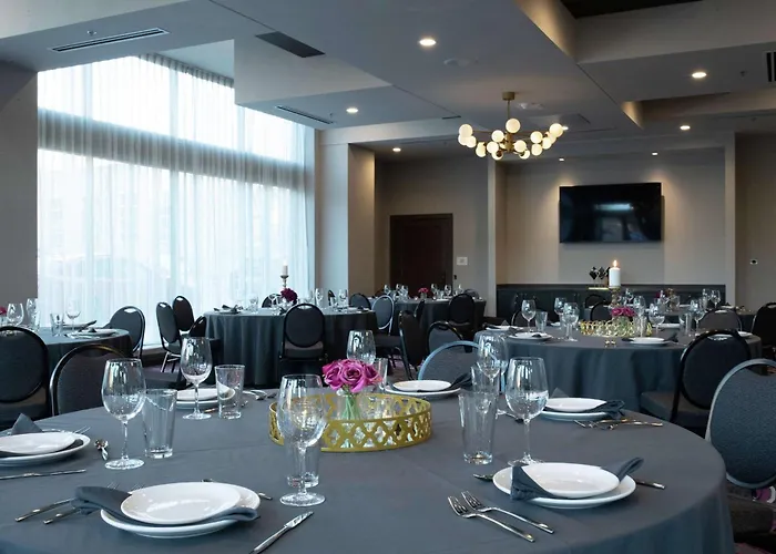 The Axis Hotel, Tapestry Collection By Hilton 4* Moline