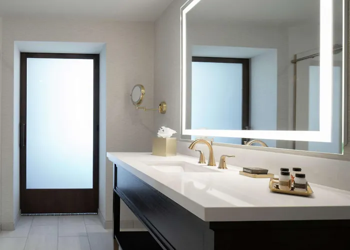 The Axis Hotel, Tapestry Collection By Hilton Hotel 4*