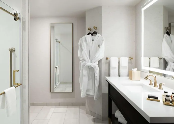 The Axis Hotel, Tapestry Collection By Hilton 4* Moline