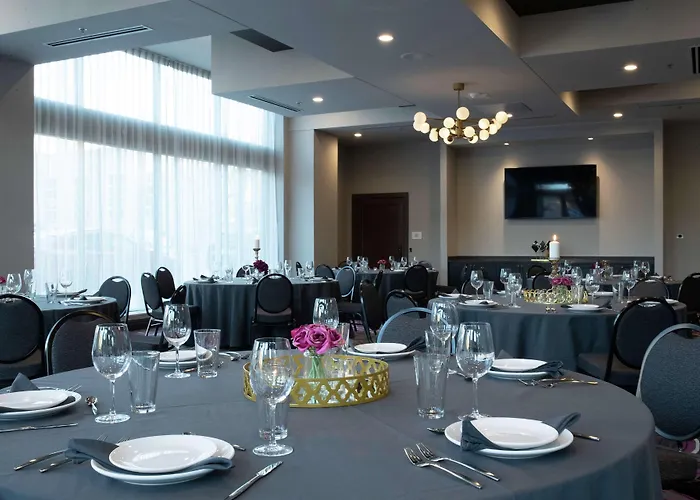 The Axis Hotel, Tapestry Collection By Hilton Moline